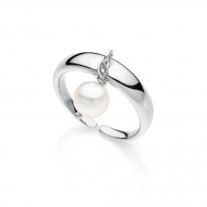 Silver ring with freshwater pearl
